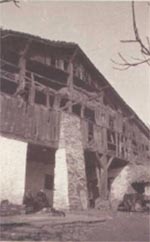 121.	Les façades en bois étaient très utiles pour aérer le grenier à foin, mais elles étaient aussi très fragiles. Le vieux grenier en planches de Gaztelu (Bergara) n'existe plus; à sa place, il y a un mur en briques.