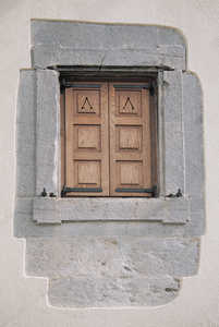 145.	 Fenêtre d'Alkiza avec des moulures à plaques baroques (XVIIIème siècle).